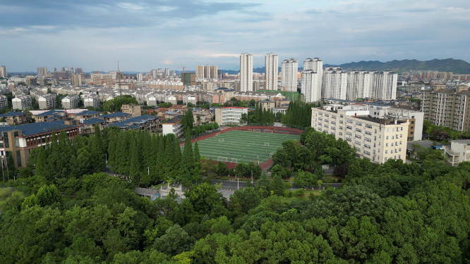 航拍运动场踢足球比赛 