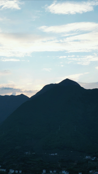 航拍高山日落晚霞夕阳竖屏