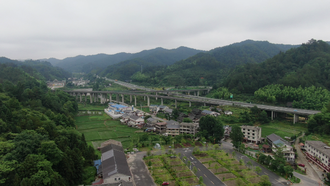 航拍湖南通道高速公路交通桥梁