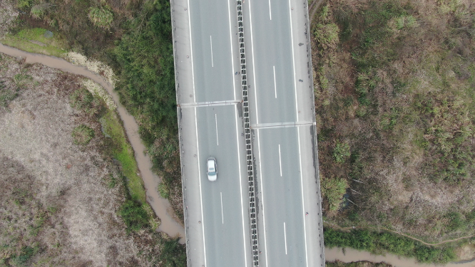 航拍高速路交通车辆快速行驶