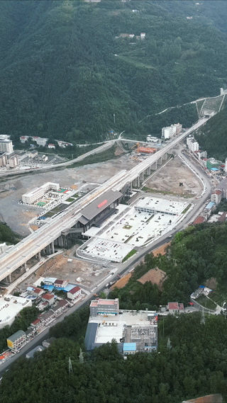 行驶高铁轨道高架桥竖屏航拍