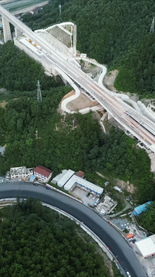 行驶高铁轨道高架桥竖屏航拍