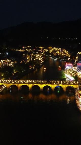 贵州镇远古镇夜景灯光竖屏航拍