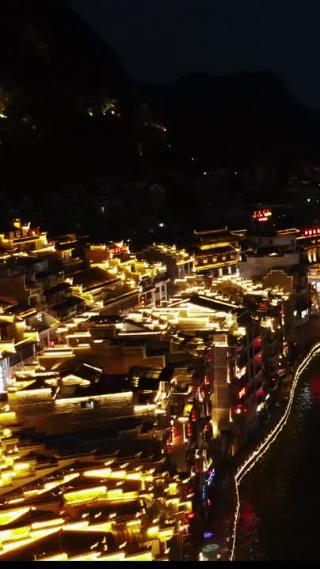 贵州镇远古镇夜景灯光竖屏航拍