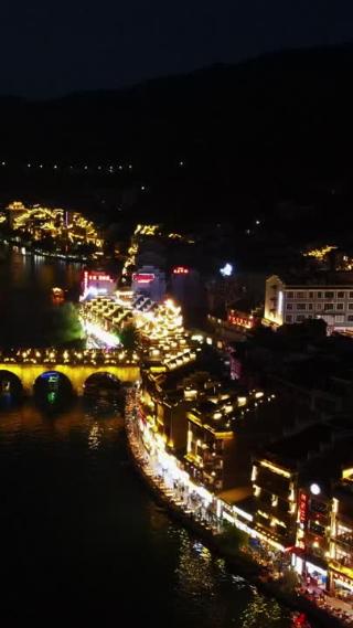 贵州镇远古镇夜景灯光竖屏航拍