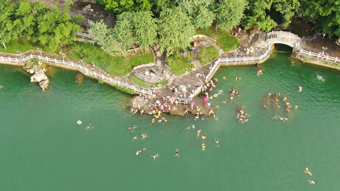 4K航拍夏日河中人群游泳运动锻炼身体