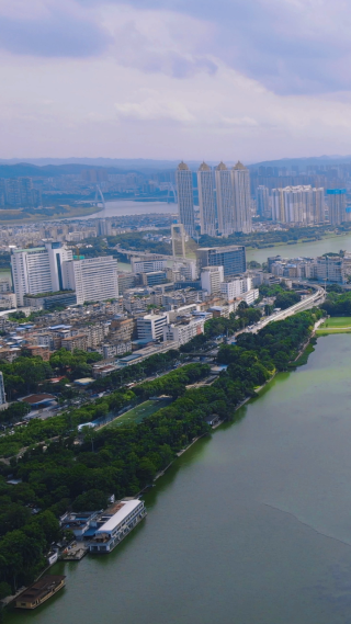 4K航拍广西南宁南湖城市风景蓝天白云天际线 