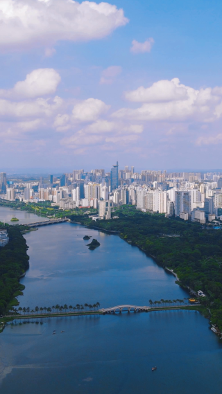 4K航拍广西南宁南湖城市风景蓝天白云天际线 
