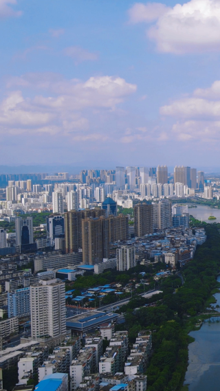 4K航拍广西南宁南湖城市风景蓝天白云天际线 