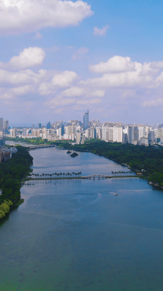 4K航拍广西南宁南湖城市风景蓝天白云天际线 