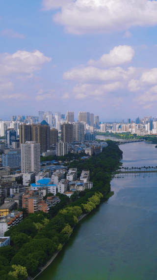 4K航拍广西南宁南湖城市风景蓝天白云天际线 