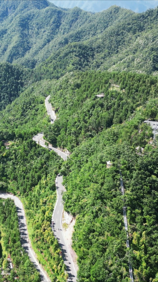 崇山峻岭蜿蜒盘山公路竖屏航拍