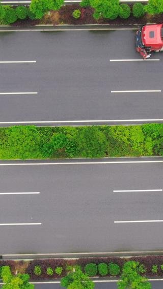 俯拍城市交通绿化大道