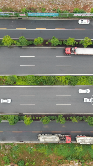 俯拍城市交通绿化大道