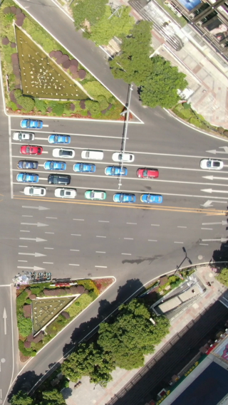 俯拍城市交通车辆行驶