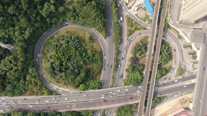 俯拍城市交通车辆行驶