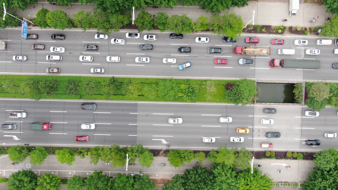 俯拍城市拥堵交通车辆行驶