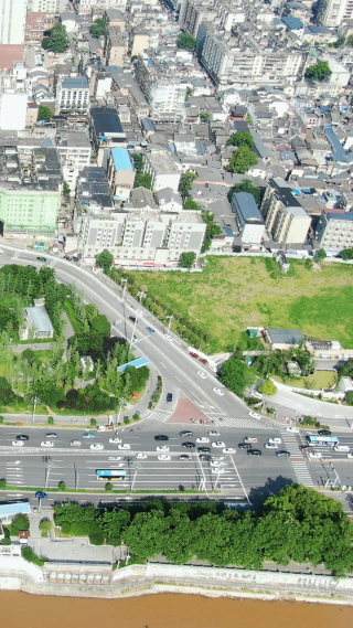 俯拍湖南长沙湘江中路城市沿江大道交通车辆