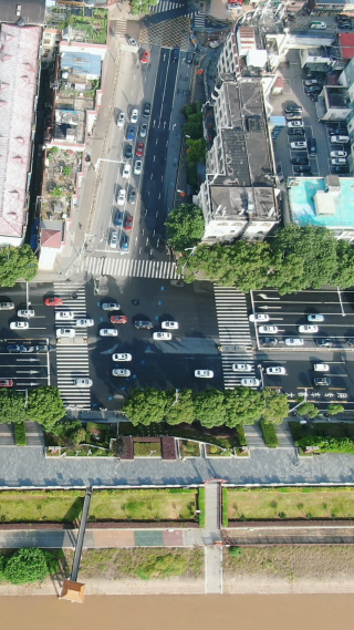 俯拍城市沿江大道交通车辆