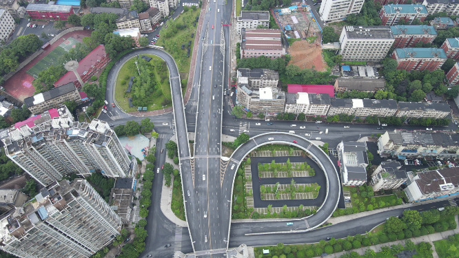 俯拍城市高架桥交通转盘