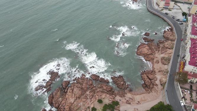 俯拍大海海浪拍打沙滩