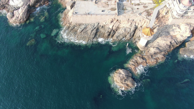 俯拍大海海浪拍打沙滩