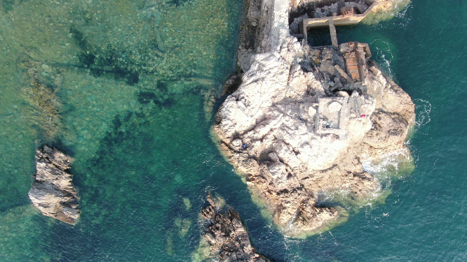俯拍大海海浪拍打沙滩