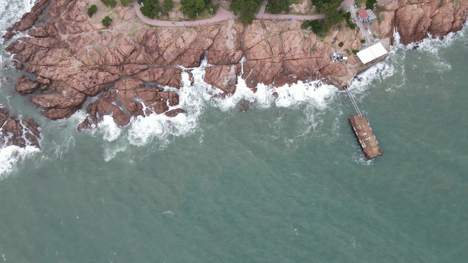 俯拍大海海浪拍打沙滩