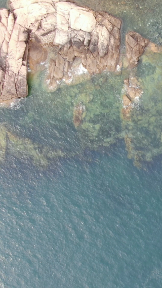 俯拍大海海浪礁石竖屏