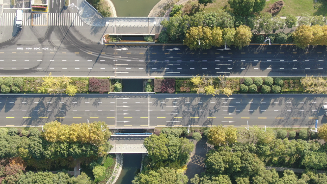 俯拍疫情空旷城市大道