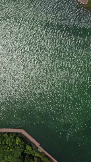 俯拍蓝色湖面波光荡漾