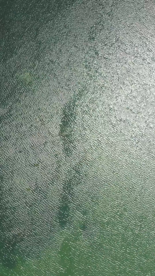 俯拍蓝色湖面波光荡漾