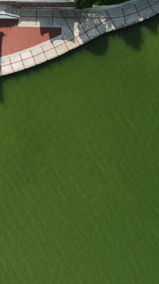 俯拍蓝色湖面自然风景