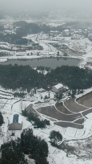 南方丘陵梯田雪景竖屏航拍