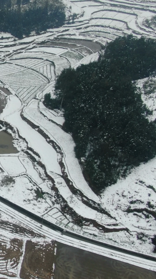 南方山川农田冬天雪景竖屏航拍