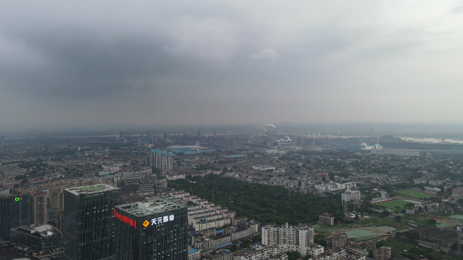 城市航拍乌云密布暴雨来临