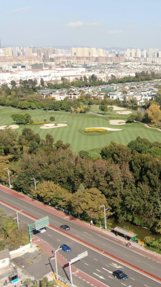 城市航拍云南昆明滇池高尔夫球场竖屏