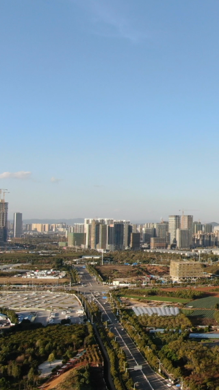 城市航拍云南曲靖城市风光竖屏