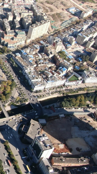 城市航拍云南曲靖城市风光竖屏