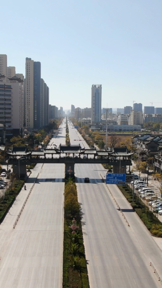 城市航拍云南曲靖风雨桥地标建筑竖屏