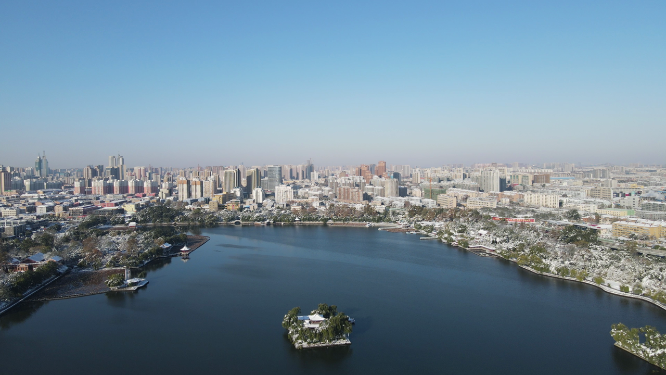 城市航拍山东济南大明湖雪景