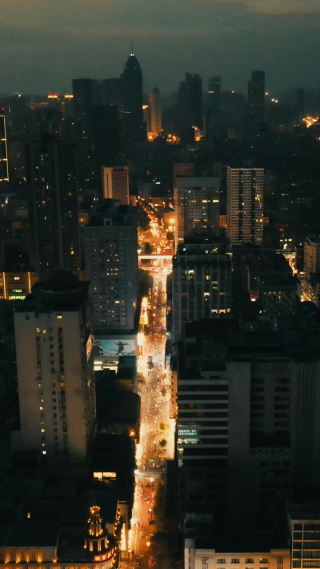 城市航拍武汉江汉路步行街夜景竖屏航拍