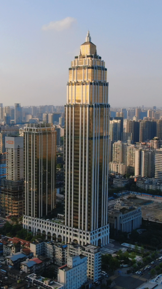 城市航拍武汉黄金大厦竖屏
