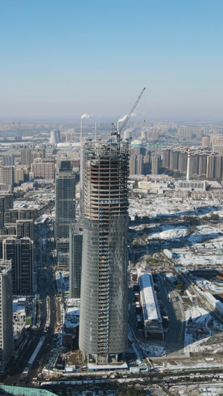 城市航拍济南世贸大厦施工吊塔竖屏
