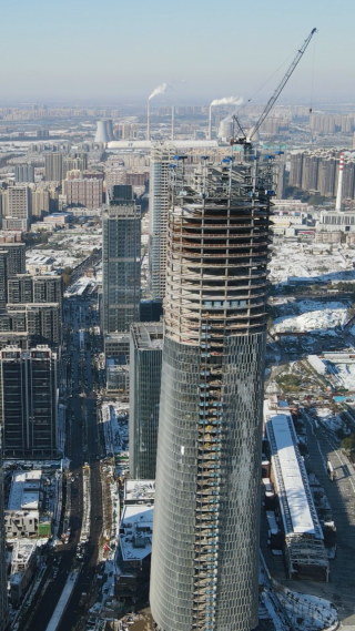 城市航拍济南世贸大厦施工吊塔竖屏