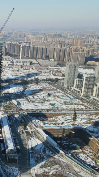 城市航拍济南世贸大厦施工吊塔竖屏