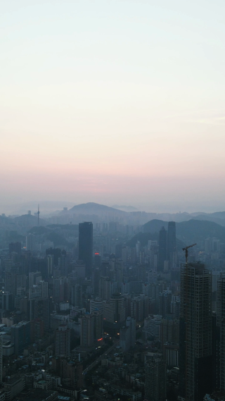 城市航拍清晨迷雾日出竖屏航拍 