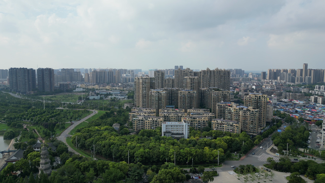 城市航拍湖北荆州城市蓝天白云天际线