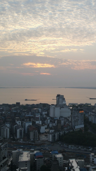 城市航拍湖南岳阳城市竖屏