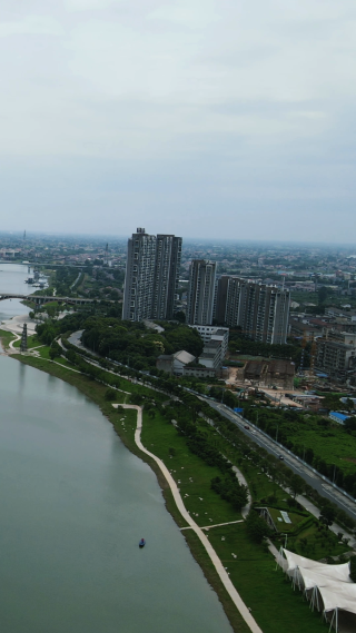 城市航拍湖南益阳沿江风光带竖屏
